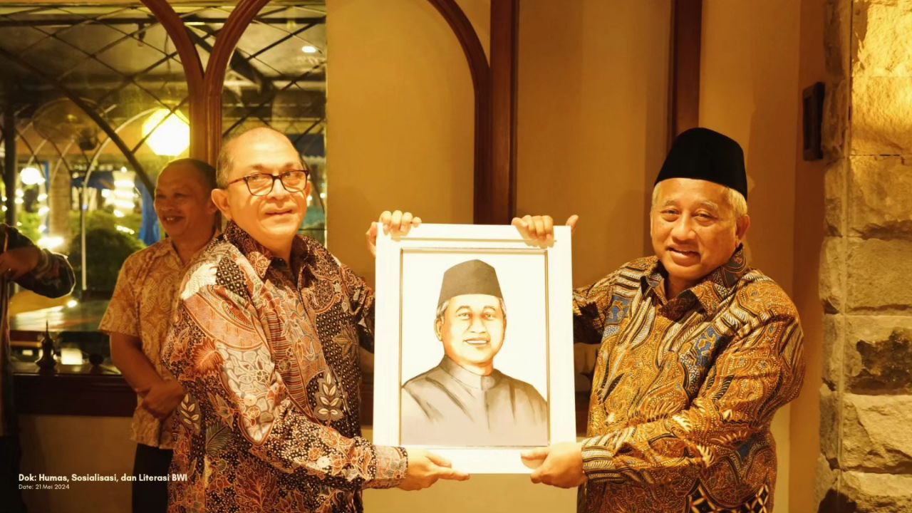 Kenang-kenangan Lembaga Kenazhiran untuk Prof. Mohammad Nuh - Pisah Sambut Pengurus BWI - Menuju Sinergi dan Keberlanjutan Pengelolaan Wakaf