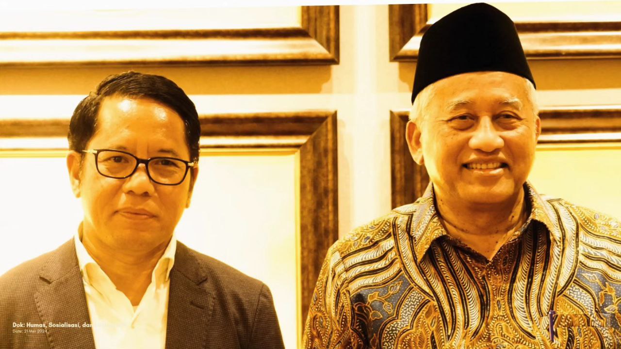 Prof. Mohammad Nuh Foto Bersama Prof. Kamaruddin Amin - Pisah Sambut Pengurus BWI - Menuju Sinergi dan Keberlanjutan Pengelolaan Wakaf