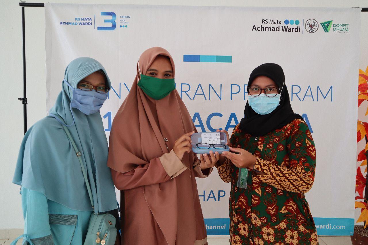 Peduli Pandemi Covid-19, RS Mata Achmad Wardi BWI-DD Distribusikan 1000 Kacamata Bagi Santri