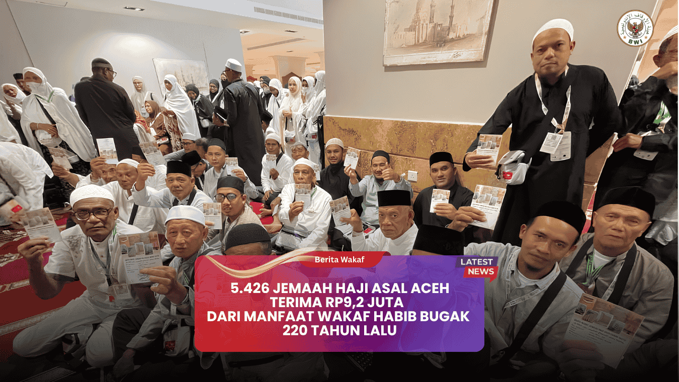 Jemaah haji asal Aceh menunjukkan kartu wakaf, sebagai identitas penerima wakaf.(DOKUMENTASI/ MCH 2026)